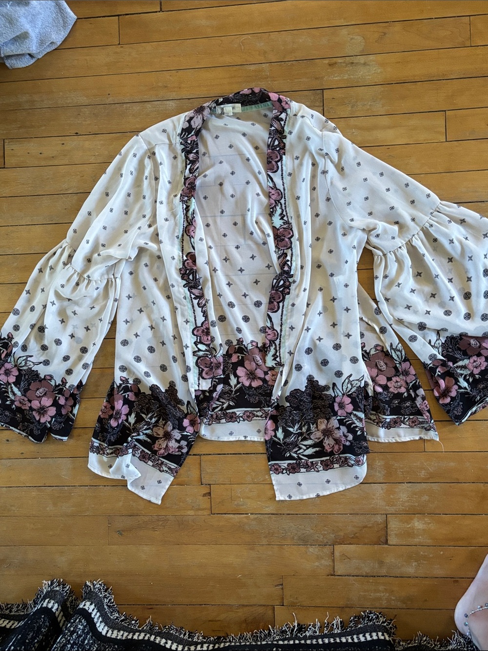 EUC Taylor & Sage Cream Kimono  Duster with Pink & Black Floral Trim